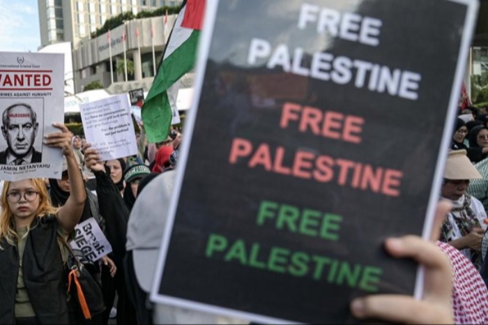 During a peaceful demonstration in defense of Palestine at the Horse Statue, traffic on West and South Merdeka Square was temporarily closed.